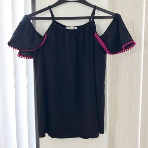 ❤️ 6/20 Black Cold Shoulder Top
